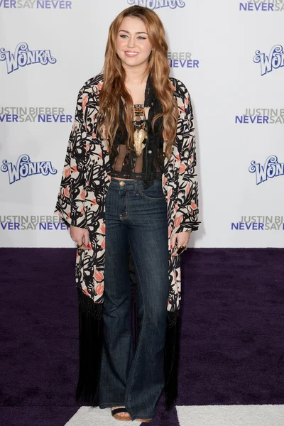 MILEY CYRUS прибывает на премьеру Paramount Pictures Justin Bieber: Never Say Never — стоковое фото