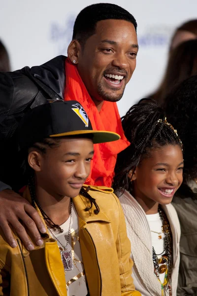 WILL SMITH, JADEN SMITH, and WILLOW SMITH arrive at the Paramount Pictures Justin Bieber: Never Say Never premiere — Stock Photo, Image