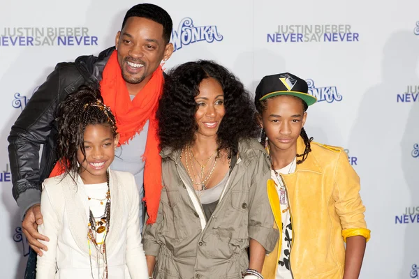 WILL SMITH, JADA PINKETT SMITH, JADEN SMITH, and WILLOW SMITH arrive at the Paramount Pictures Justin Bieber: Never Say Never premiere — Stock Photo, Image