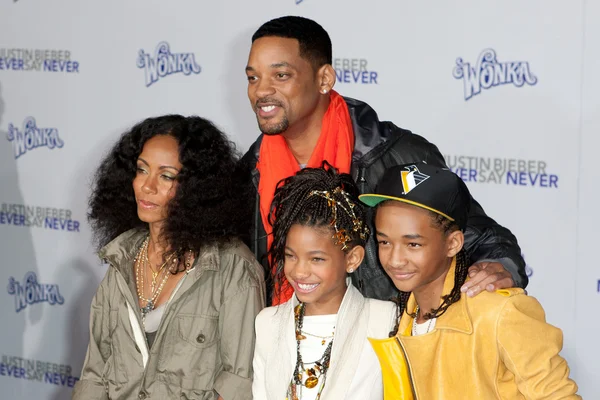 WILL SMITH, JADA PINKETT SMITH, JADEN SMITH, and WILLOW SMITH arrive at the Paramount Pictures Justin Bieber: Never Say Never premiere — Stock Photo, Image