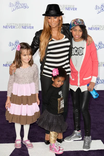 MELANIE "MEL B" BROWN arrives with kids at the Paramount Pictures Justin Bieber: Never Say Never premiere — Stock Photo, Image