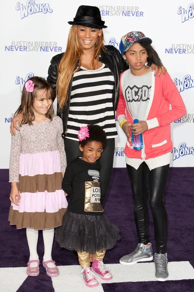 MELANIE "MEL B" BROWN arrives with kids at the Paramount Pictures Justin Bieber: Never Say Never premiere — Stock Photo, Image