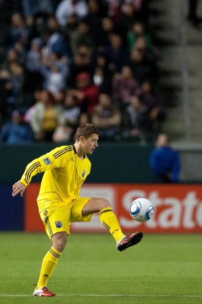 Robbie rogers, oyun sırasında top denetler