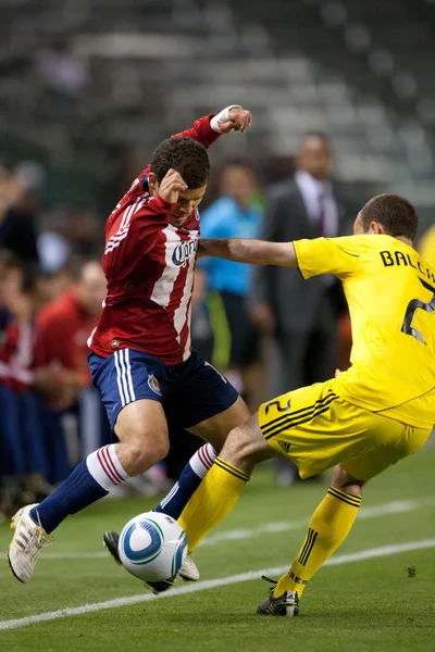 Alejandro moreno a bohaté balchan v akci během major league soccer hra — Stock fotografie