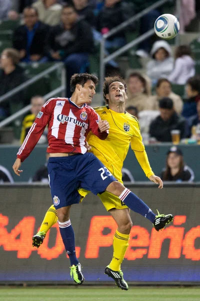 Marcos Mondaini et Sebastian Miranda se battent pour le ballon pendant le match — Photo