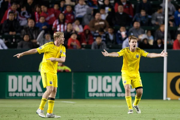 Chad Marshall y Kevin Burns se quejan al árbitro durante el partido —  Fotos de Stock