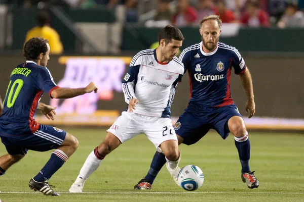 Benny Feilhaber tries to get past Nick LaBrocca and Simon Elliott during the game — Stock Photo, Image