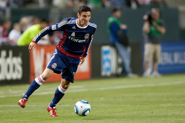 Zarek Valentin controls the ball during the game — Stock Photo, Image