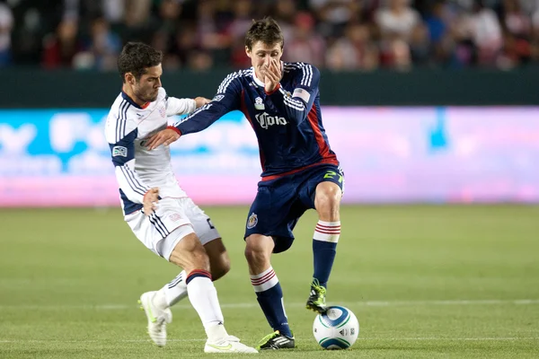 Ben Zemanski tries to hold off Benny Feilhaber during the game — Stock Photo, Image