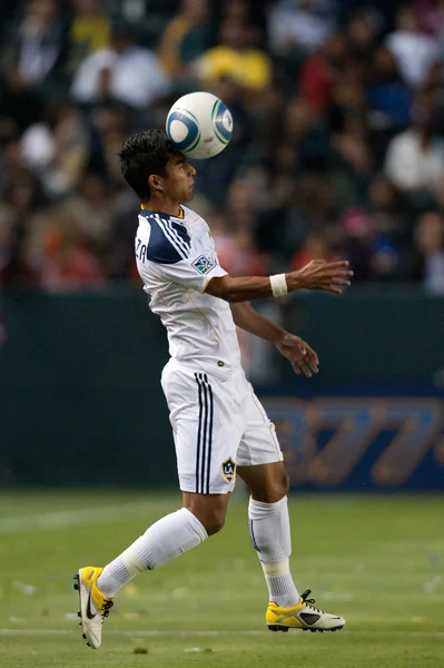 De La Garza gets a head on the ball during the game — Stock Photo, Image