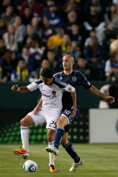 Aurelien Collin y Miguel López luchan por el balón durante el partido —  Fotos de Stock