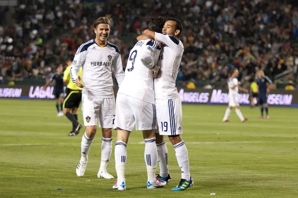 Juninho, Juan Pablo Angel dan David Beckham merayakan gol Juan Pablo Angeles selama pertandingan Major League Soccer — Stok Foto