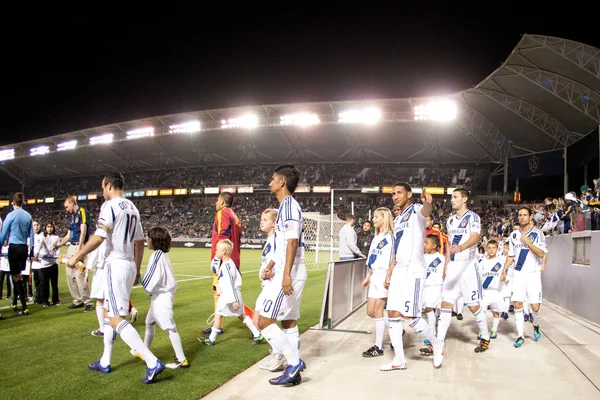 Jogadores Galaxy e Real Salt Lake levam ao campo antes do jogo da Major League Soccer — Fotografia de Stock