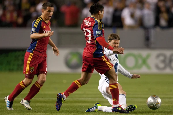 David Beckham desliza e afasta a bola de Paulo Jr. durante o jogo da Major League Soccer — Fotografia de Stock