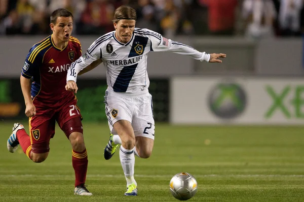 Luis Gil et David Beckham se battent pour le ballon pendant le match de football de la Ligue majeure — Photo