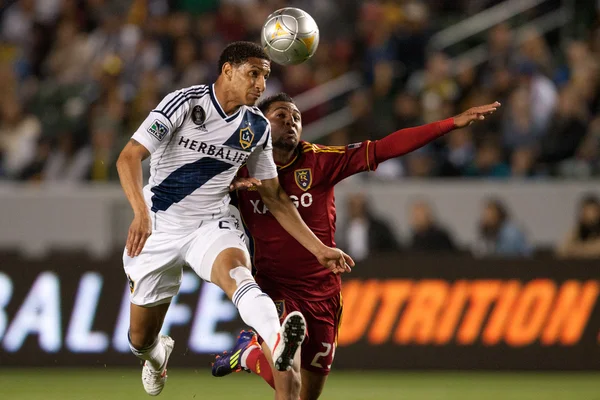 grappig meisje met geschilderde handen