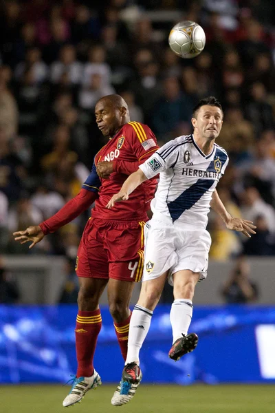 Robbie Keane y Jamison Olave en acción durante el partido de la Major League Soccer — Foto de Stock