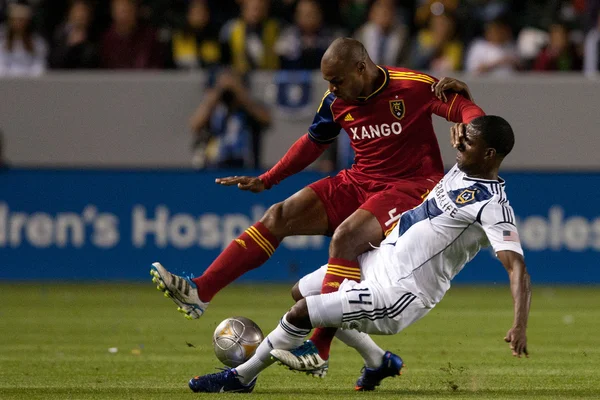 Edson Buddle tackles Jamison Olave during the game — Stock Photo, Image