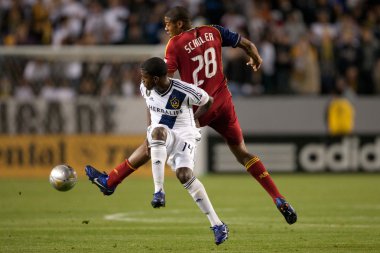 Edson buddle ve chris schuler mücadele major league soccer oyun sırasında top için