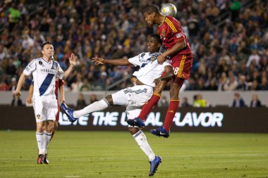 Edson buddle ve chris schuler dövüş oyun sırasında top için