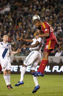 Edson buddle ve chris schuler dövüş oyun sırasında top için