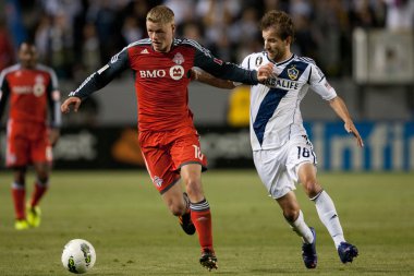 Nick soolsma ve mike magee dövüş oyun sırasında top için