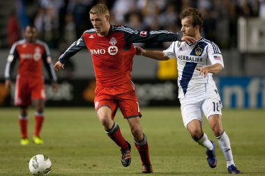 Nick soolsma ve mike magee dövüş oyun sırasında top için