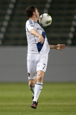 Robbie keane topu oyun sırasında denetler.