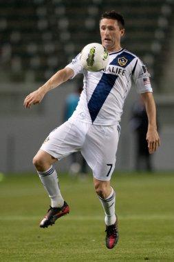 Robbie keane topu oyun sırasında denetler.