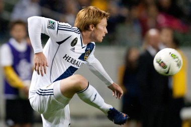 Daniel keat topu oyun sırasında denetler.