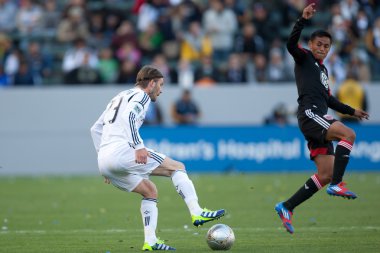 David beckham andy najar oyun sırasında gösteriyor.