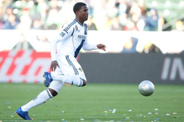 niño silueta en la playa