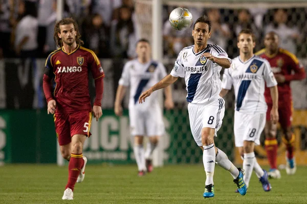 Marcelo sarvas topu major league soccer oyun sırasında denetler.