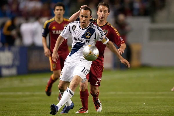 Landon donovan a ned grabavoy v akci během major league soccer hra — Stock fotografie