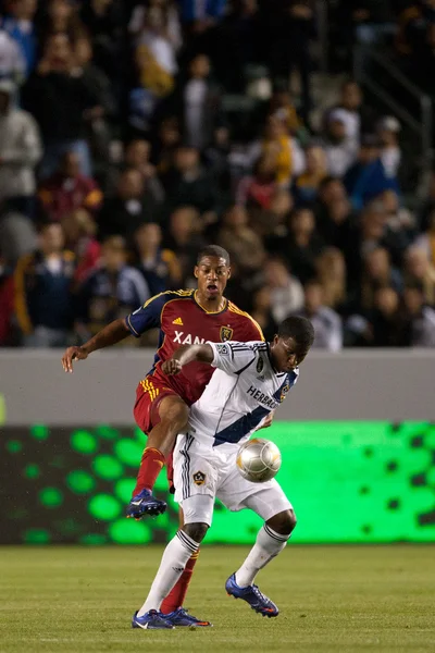 Edson Buddle y Chris Schuler en acción durante el partido de la Major League Soccer — Foto de Stock