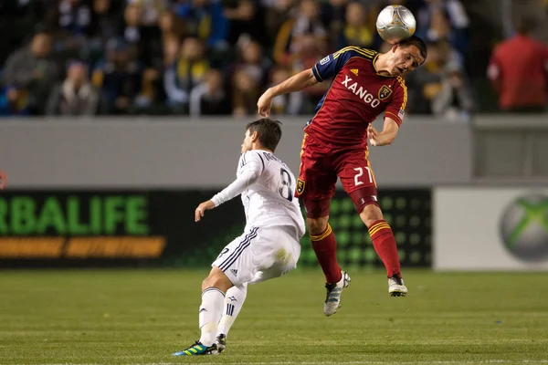 Luis gil dostane hlavou míč během major league soccer hra — Stock fotografie