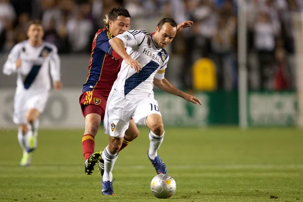 Sebastian Velásquez persigue a Landon Donovan durante el partido —  Fotos de Stock