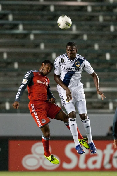 Eric Avila y Edson Buddle en acción durante el juego —  Fotos de Stock