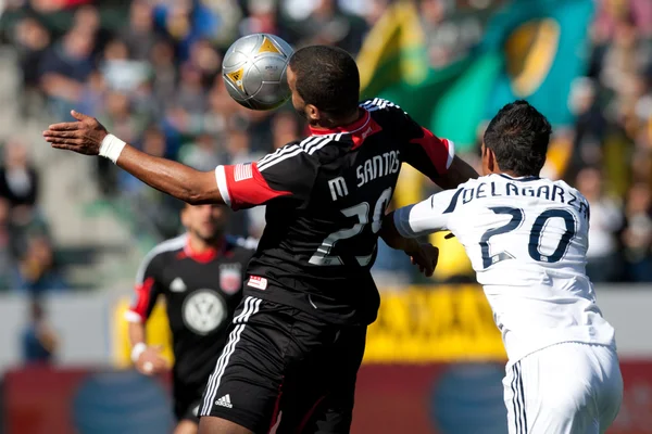 Maicon santos och de la garza kämpa för bollen under spelet — Stockfoto