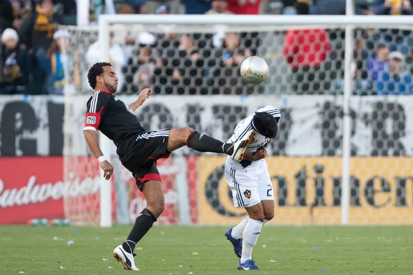 Dwayne De Rosario kicks De La Garza in the head during the game — Stock Photo, Image