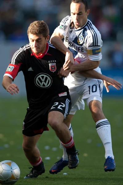 Landon Donovan y Chris Korb en acción durante el juego —  Fotos de Stock