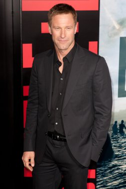 Aaron eckhart geldiğinde columbia resimleri galasında