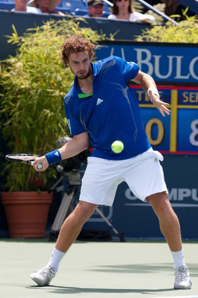 Ernests Gulbis em ação durante o jogo — Fotografia de Stock