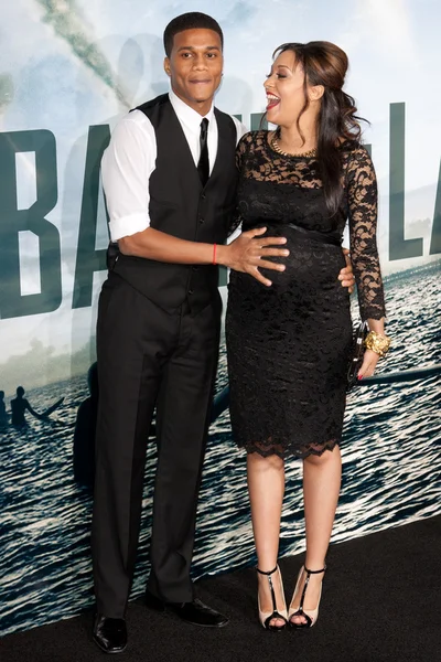 Tia mowry arriveert met cory hardrict op columbia foto's première — Stockfoto