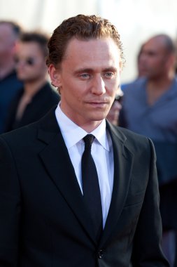 Tom hiddleston los angeles galasında geldi