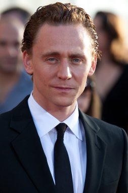 Tom hiddleston los angeles galasında geldi