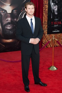 Chris hemsworth los angeles galasında geldi