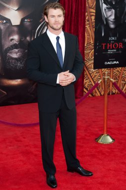 Chris hemsworth los angeles galasında geldi
