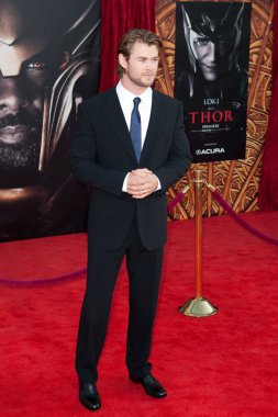 Chris hemsworth los angeles galasında geldi