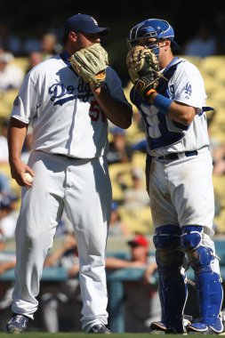 Jonathan broxton ve AJ ellis oyun sırasında kısa bir görüşme var.